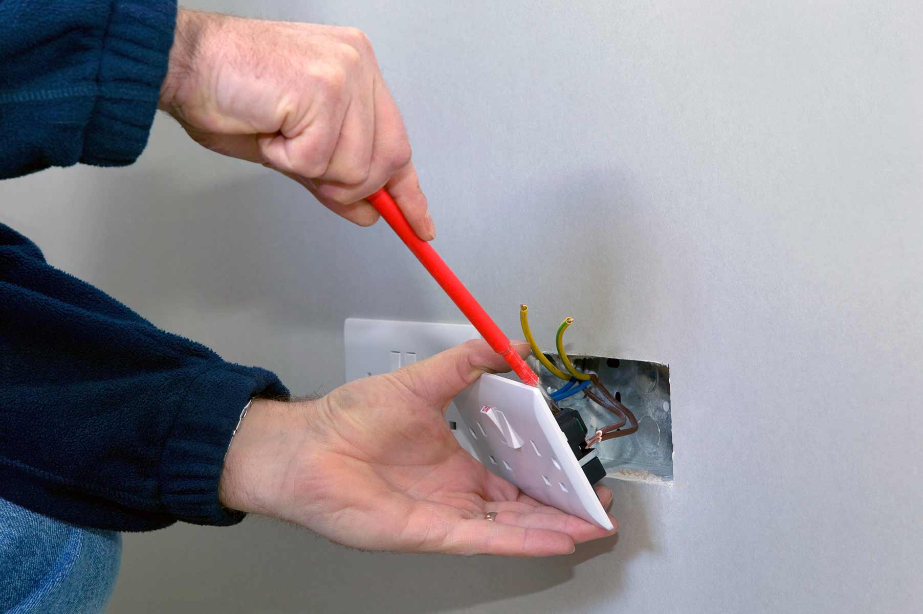Our electricians can install plug sockets for domestic and commercial proeprties in Docklands and the local area. 
